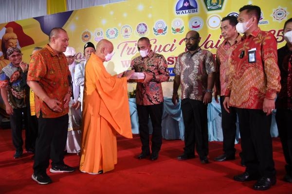 Hadiri Perayaan Trisuci Waisak Walubi Sumut, Gubernur Harapkan Umat Buddha Terus Bermanfaat Bagi Manusia